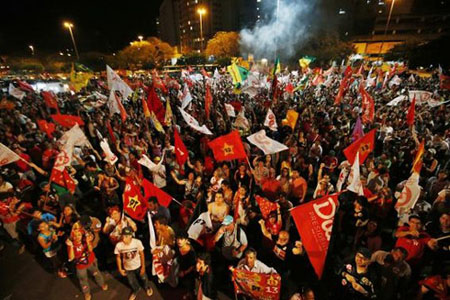 Người dân Brazil ăn mừng đương kim Tổng thống Dilma Rousseff tái đắc cử.
